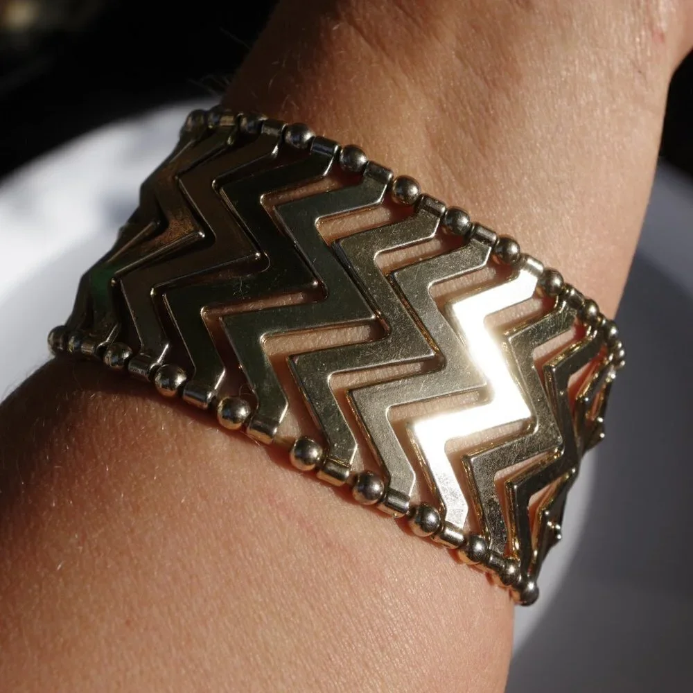 Women`s gold tone stretch bracelet.